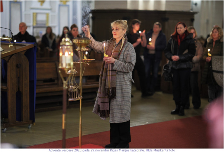 FOTO: Krāšņi aizvadīts gaismas dievkalpojum