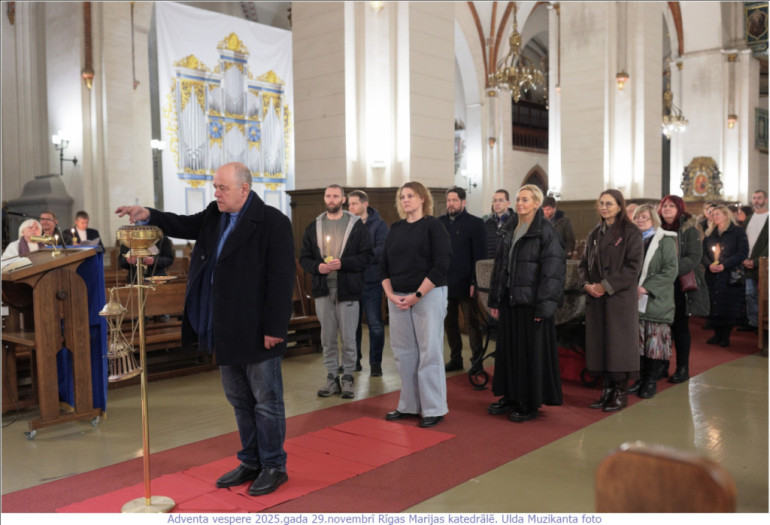 FOTO: Krāšņi aizvadīts gaismas dievkalpojum