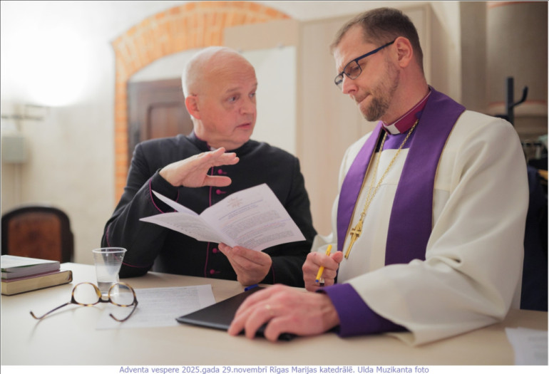 FOTO: Krāšņi aizvadīts gaismas dievkalpojum