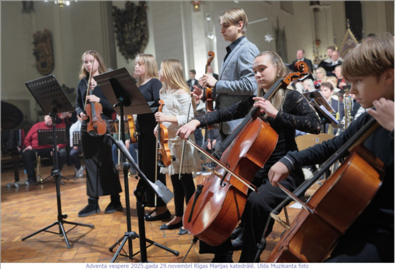 FOTO: Krāšņi aizvadīts gaismas dievkalpojum