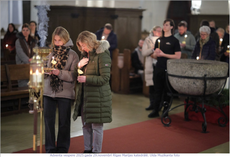 FOTO: Krāšņi aizvadīts gaismas dievkalpojum