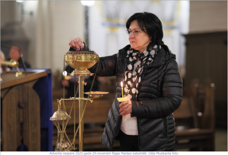 FOTO: Krāšņi aizvadīts gaismas dievkalpojum