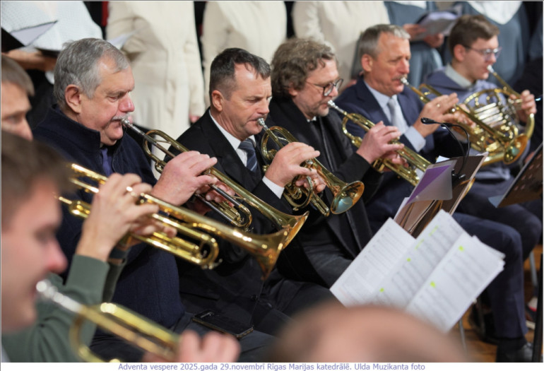 FOTO: Krāšņi aizvadīts gaismas dievkalpojum
