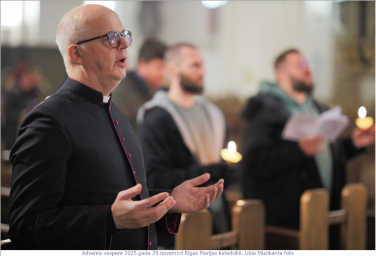 FOTO: Krāšņi aizvadīts gaismas dievkalpojum