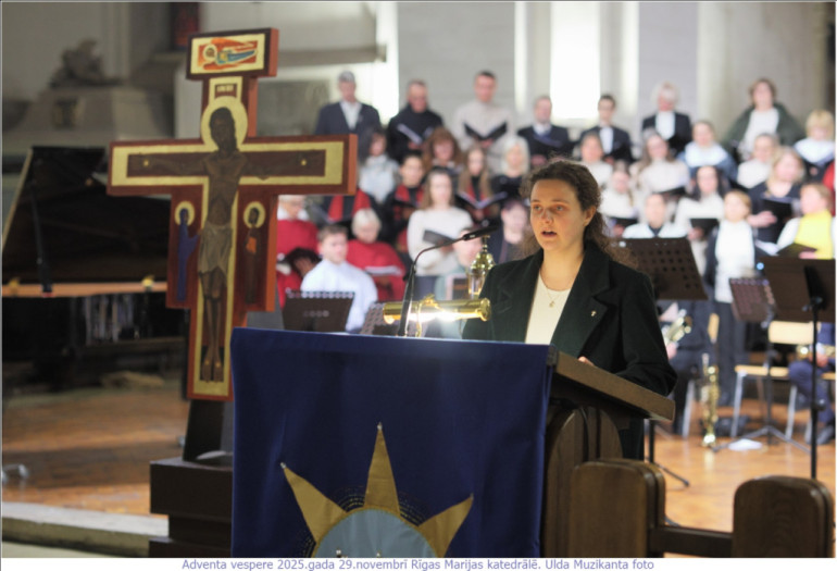 FOTO: Krāšņi aizvadīts gaismas dievkalpojum