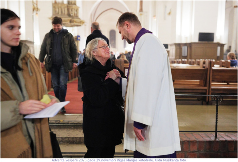FOTO: Krāšņi aizvadīts gaismas dievkalpojum
