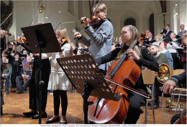 FOTO: Krāšņi aizvadīts gaismas dievkalpojum