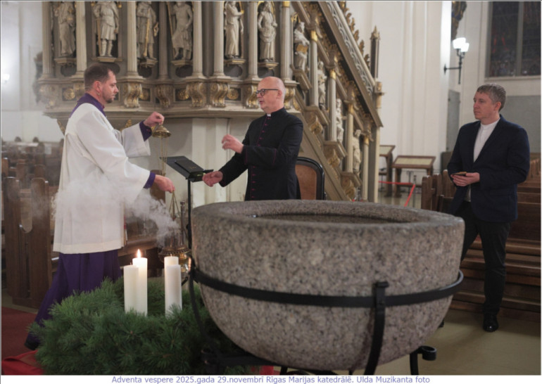 FOTO: Krāšņi aizvadīts gaismas dievkalpojum