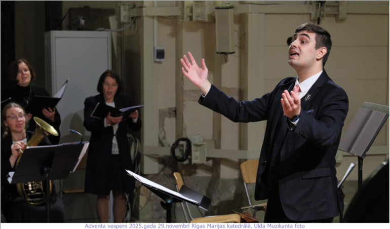 FOTO: Krāšņi aizvadīts gaismas dievkalpojum