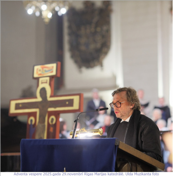 FOTO: Krāšņi aizvadīts gaismas dievkalpojum