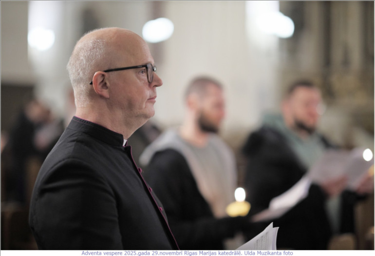 FOTO: Krāšņi aizvadīts gaismas dievkalpojum