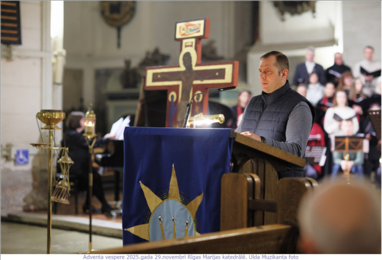 FOTO: Krāšņi aizvadīts gaismas dievkalpojum