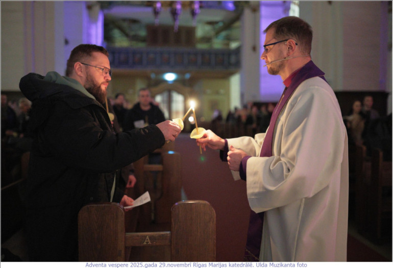 FOTO: Krāšņi aizvadīts gaismas dievkalpojum