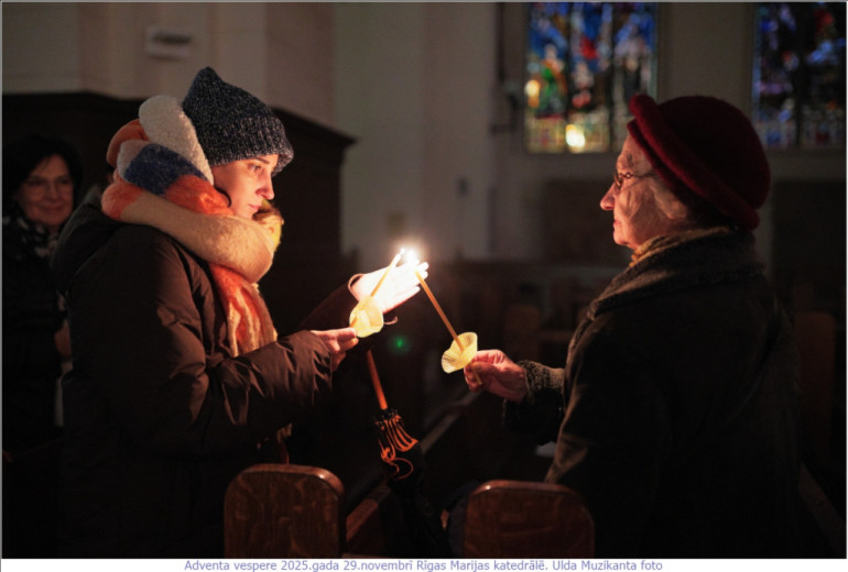 FOTO: Krāšņi aizvadīts gaismas dievkalpojum
