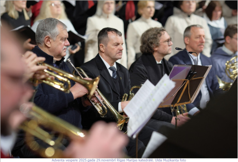 FOTO: Krāšņi aizvadīts gaismas dievkalpojum