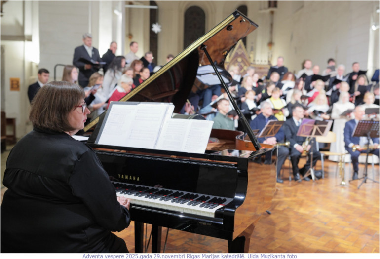 FOTO: Krāšņi aizvadīts gaismas dievkalpojum