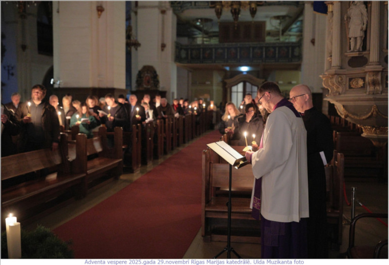 FOTO: Krāšņi aizvadīts gaismas dievkalpojum