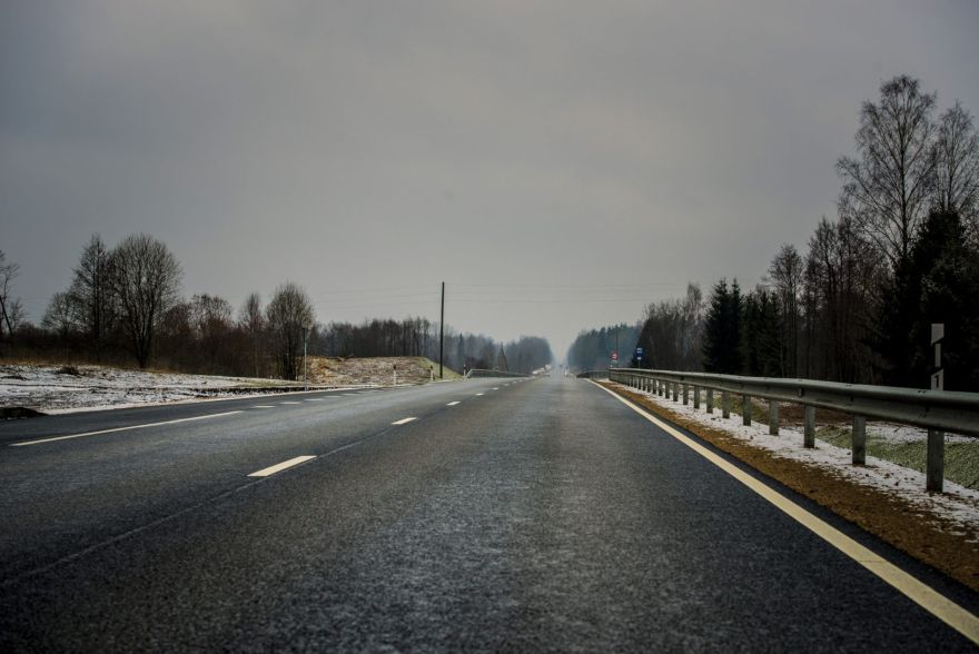 Pirmdienas rītā ceļu stāvoklis Latvijā apmierinošs