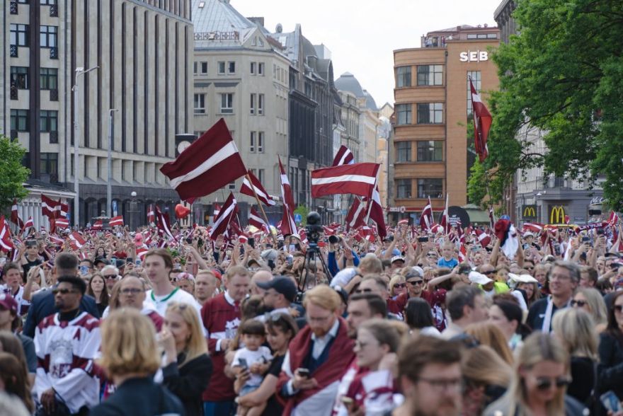 Pie Brīvības pieminekļa sveiks Latvijas paralimpiešus, tai skaitā novadnieku Apini