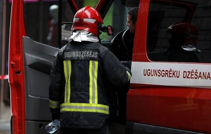 Ogrē dzīvojamās mājas ugunsgrēkā cietuši divi cilvēki