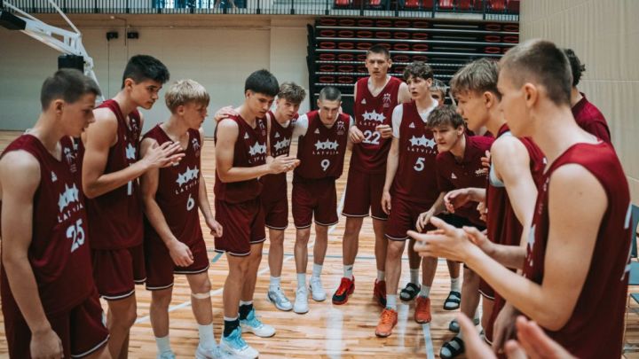 Latvijas U16 basketbola izlase ar ogrēnieti Gustavu Vilcānu sastāvā sakauj igauņus