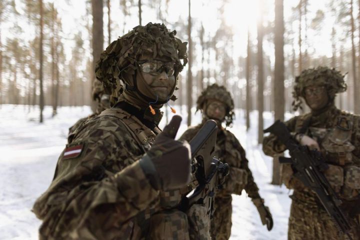 Atbild iedzīvotāji. Ko jūs domājat par jauniešiem, kas izvairās no dienesta armijā?