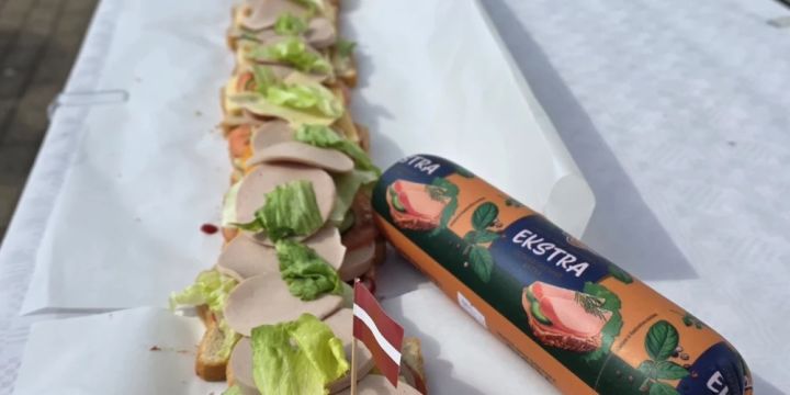 Uzstādīts jauns rekords! Tapusi garākā sviestmaize Rīgā