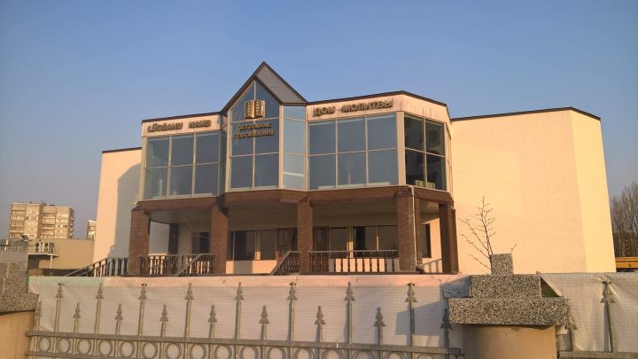 “Mūs izmet uz ielas”: draudze “Ģetzemane” zaudē baznīcu bez kompensācijas