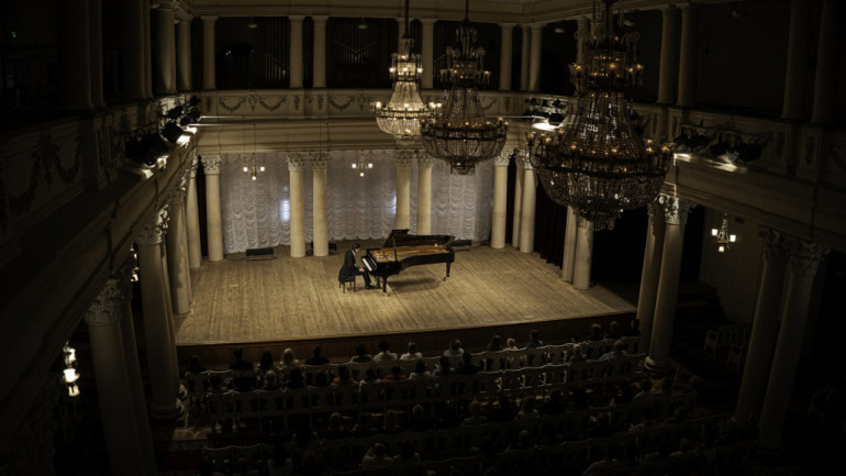 Pianists Andrejs Osokins pēc emocionāla brauciena uz Ukrainu un solo koncerta Kijivā aicina turpināt atbalstīt Ukrainu