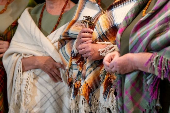 FOTO: Starptautiskās senioru dienas ieskaņā Saeimā atklāj izstādi "Stipri saknēs"