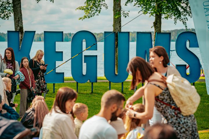 FOTO: Saulainā gaisotnē nosvinēti Ķeguma pilsētas svētki "Saules atspulgā"