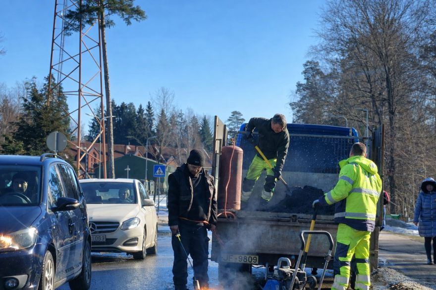 Kūst sniegs, kūst asfalts
