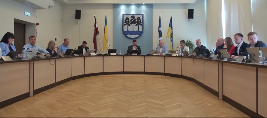 Mēneša pēdējā pašvaldības domes sēdē deputāti fokusējās uz Kancersiliem un reorganizāciju