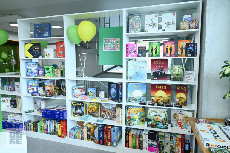 FOTO: Ikšķilē atklāta Spēļu bibliotēka