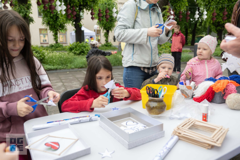 FOTO: Ielūkojies plašajā svētku galerijā! Ogrē aizvadītas Ģimenes dienas svinības