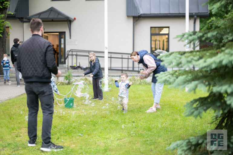 FOTO: Ielūkojies plašajā svētku galerijā! Ogrē aizvadītas Ģimenes dienas svinības