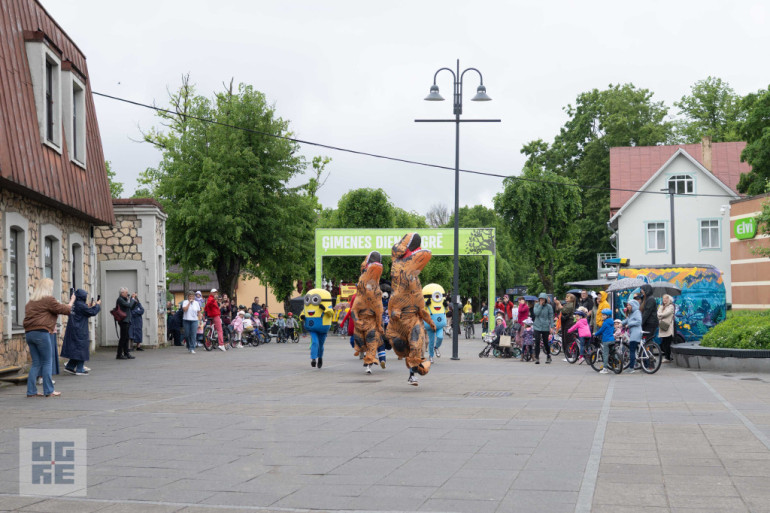 FOTO: Ielūkojies plašajā svētku galerijā! Ogrē aizvadītas Ģimenes dienas svinības