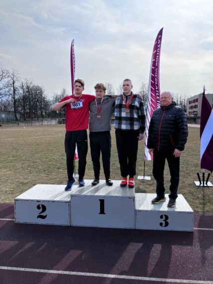 Jaunajiem vieglatlētiem vairākas medaļas ziemas sacensībās