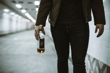 Attēls rakstam: Ikšķilē vīrietis reibumā pārvietojas pa ceļu 