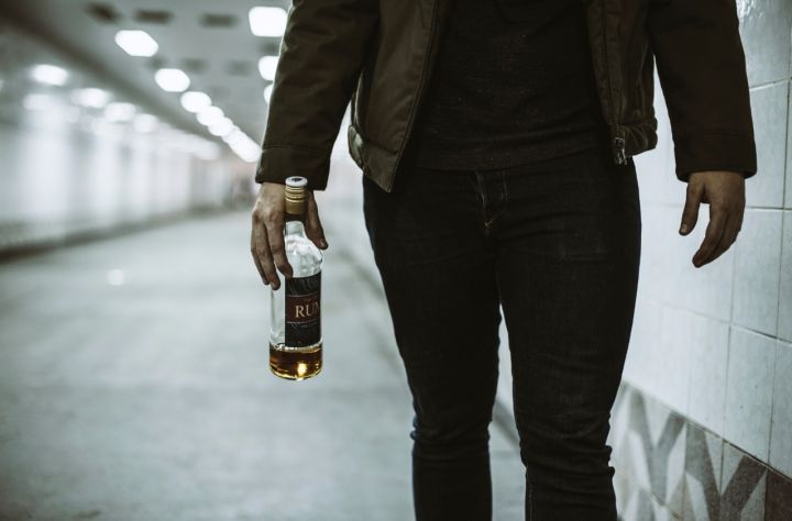 Ikšķilē vīrietis reibumā pārvietojas pa ceļu 