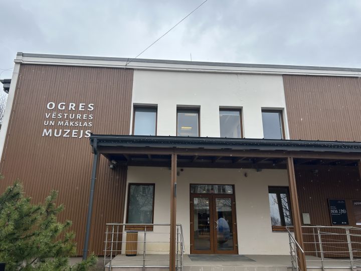 Izstāde “Starp divām okupācijām” atklāj sarežģīto laiku Ogres novadā 1941. gada vasarā