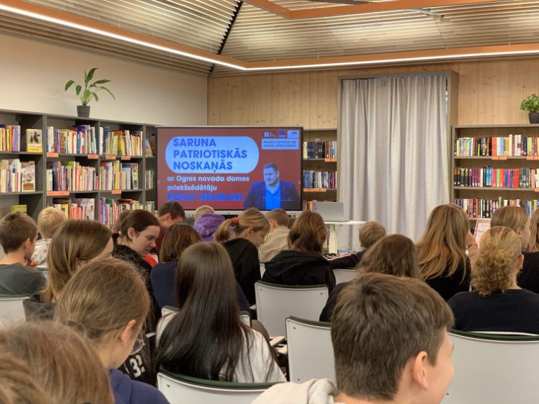 Valsts svētku noskaņās Ogres Centrālajā bibliotēkā notika saruna ar domes priekšsēdētāju Egilu Helmani