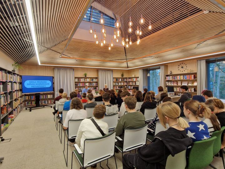 Valsts svētku noskaņās Ogres Centrālajā bibliotēkā notika saruna ar domes priekšsēdētāju Egilu Helmani