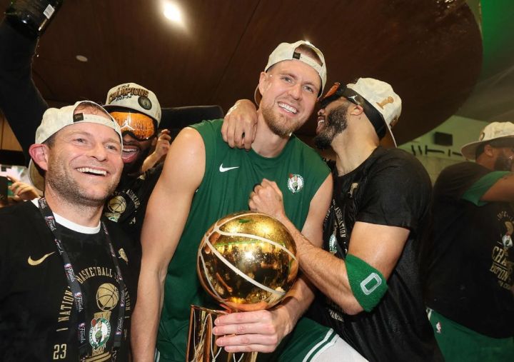 Porziņģis kļūst par pirmo latvieti – NBA čempionu, tikmēr sociālajos tīklos cilvēki šūmējas par Latvijas karogu