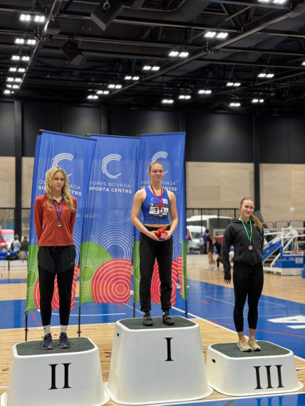 FOTO: Ogres novada sporta centra audzēkņiem vairāk kā 10 izcīnītas medaļas vieglatlētikas sacensībās