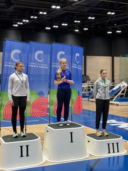 FOTO: Ogres novada sporta centra audzēkņiem vairāk kā 10 izcīnītas medaļas vieglatlētikas sacensībās