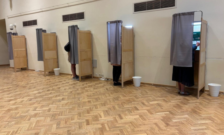 FOTO: Sākas iepriekšējā balsošana Pašvaldību vēlēšanās