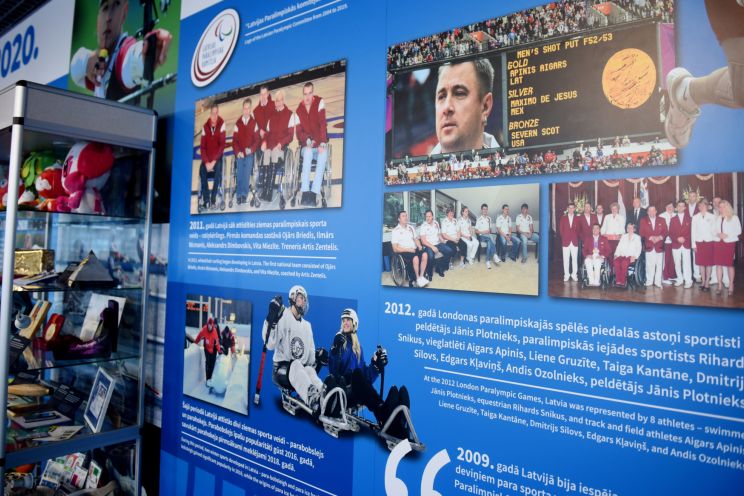 Attēls rakstam: Birzgalietis Aigars Apinis pierāda, ka cilvēks ratiņkrēslā var gan lidot, gan sportot - lidostā atklāta īpaša izstāde