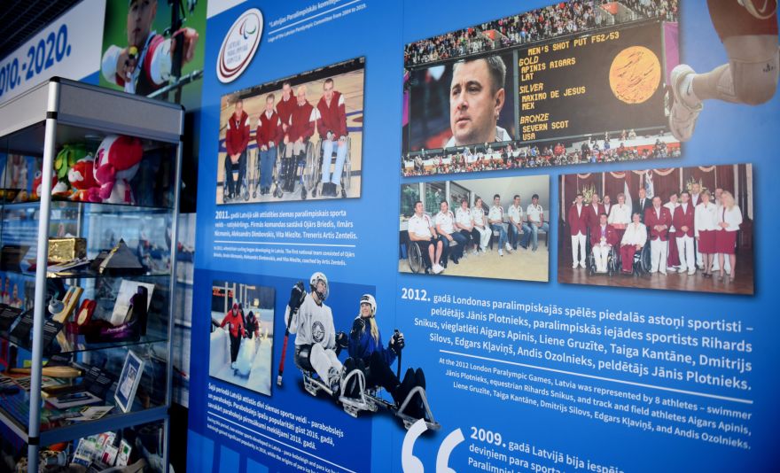 Birzgalietis Aigars Apinis pierāda, ka cilvēks ratiņkrēslā var gan lidot, gan sportot - lidostā atklāta īpaša izstāde