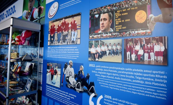 Birzgalietis Aigars Apinis pierāda, ka cilvēks ratiņkrēslā var gan lidot, gan sportot - lidostā atklāta īpaša izstāde